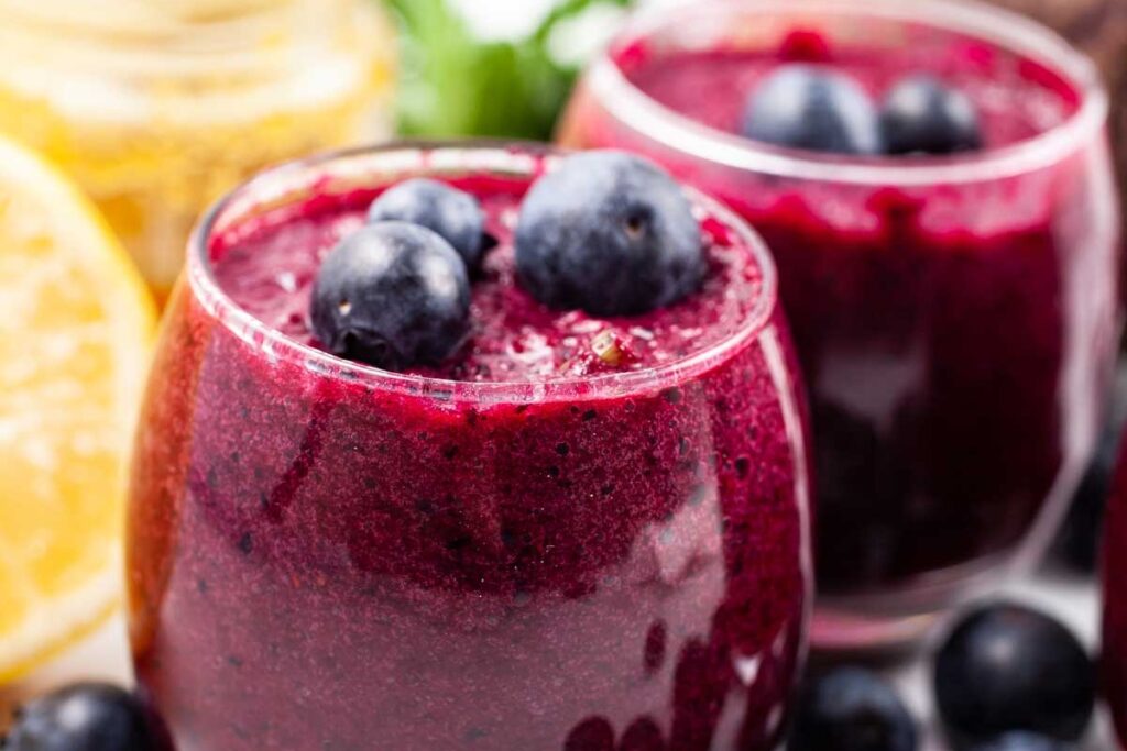 BEET AND BLUEBERRY SMOOTHIE SHOTS