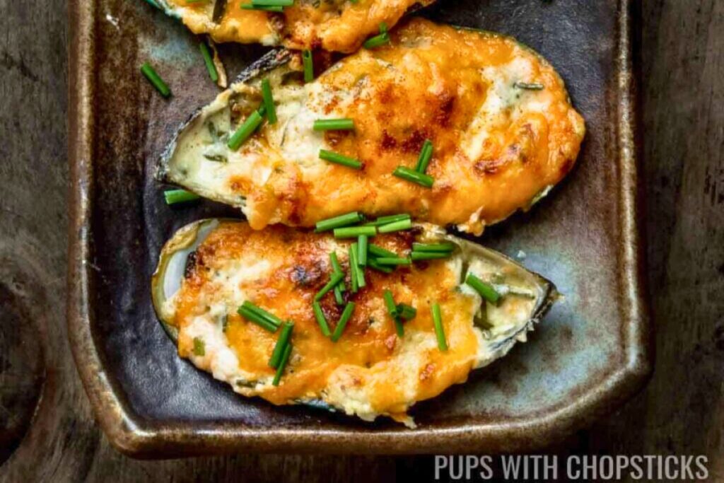 2 pieces of Baked Mussels with Cheese and Garlic