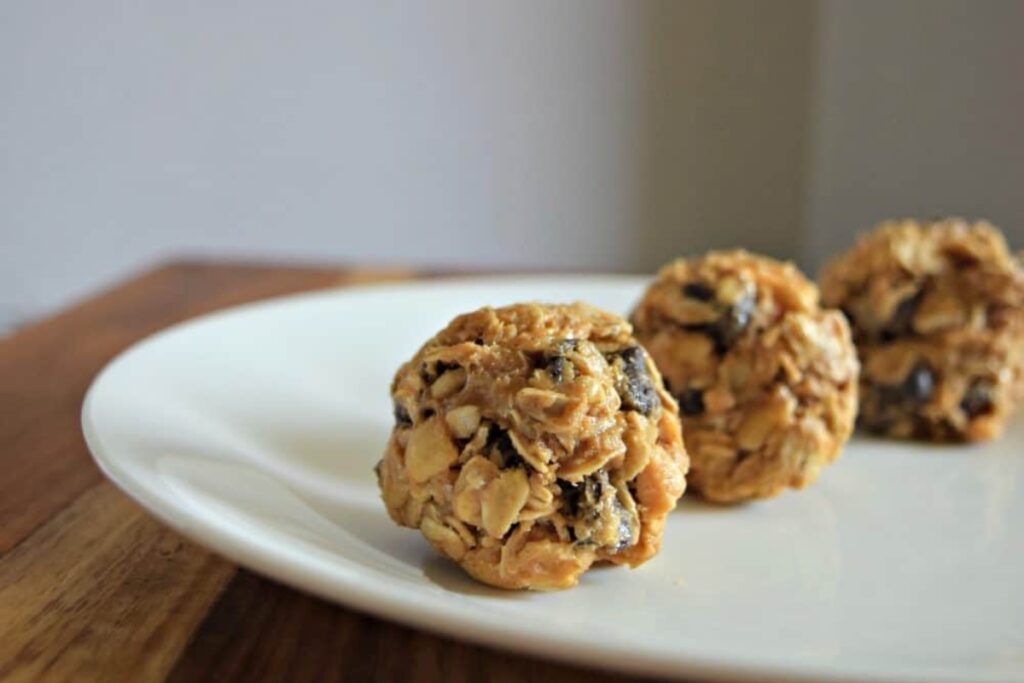 Easy No Bake Chocolate & Peanut Butter Bites