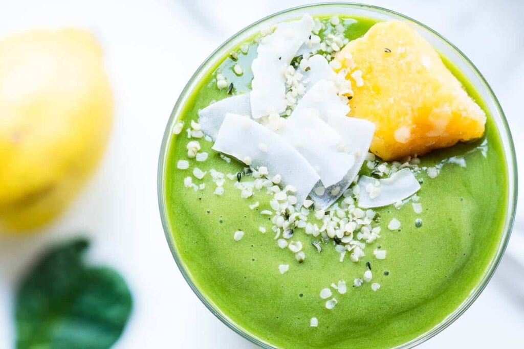 MANGO SPINACH SMOOTHIE (WITH PROTEIN!)