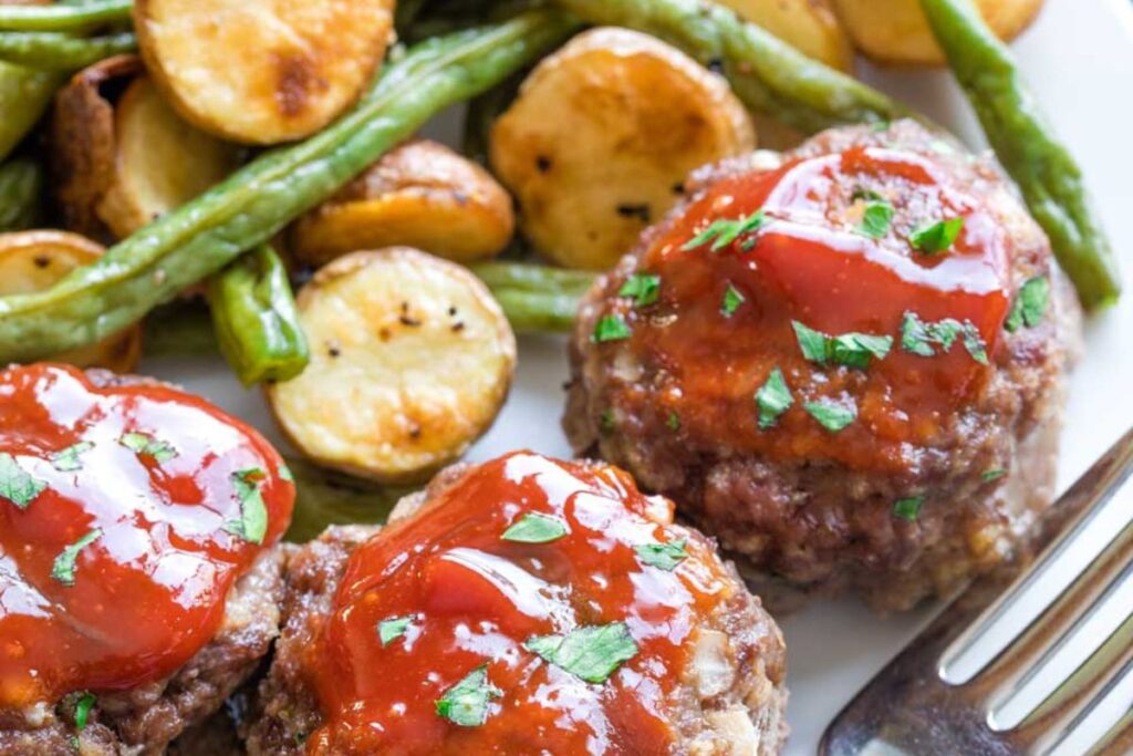 Meatloaf Muffins “Old Fashioned” Mini Meatloaf with side dish