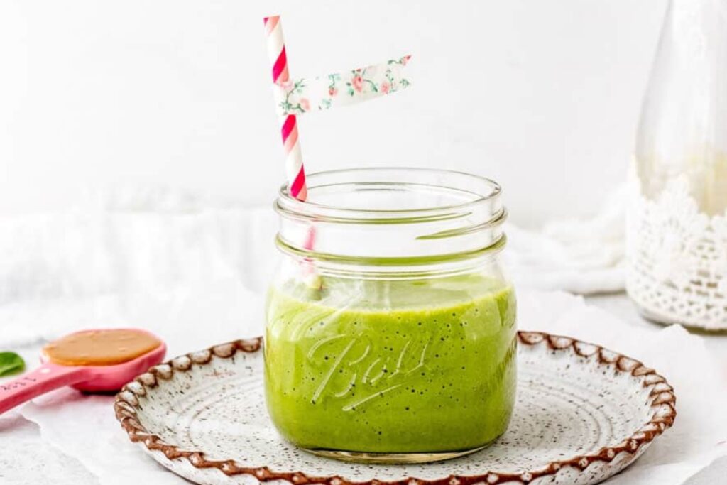 Simple Green Smoothie with Spinach, Banana & Peanut Butter {Kid-friendly}