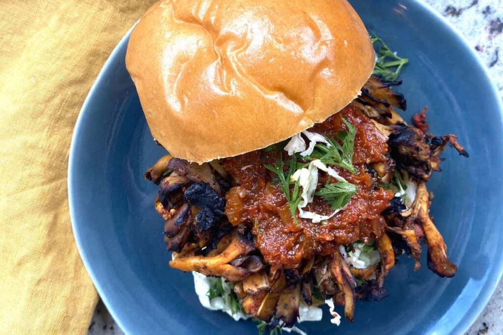 Vegan BBQ Pulled Mushrooms (BBQ Harissa Sauce)