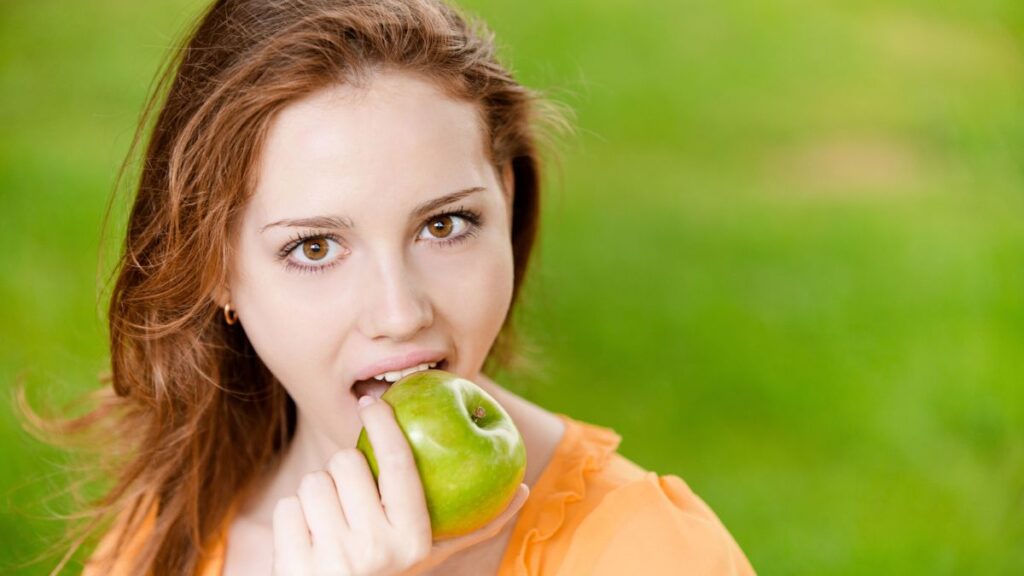 woman eating apple