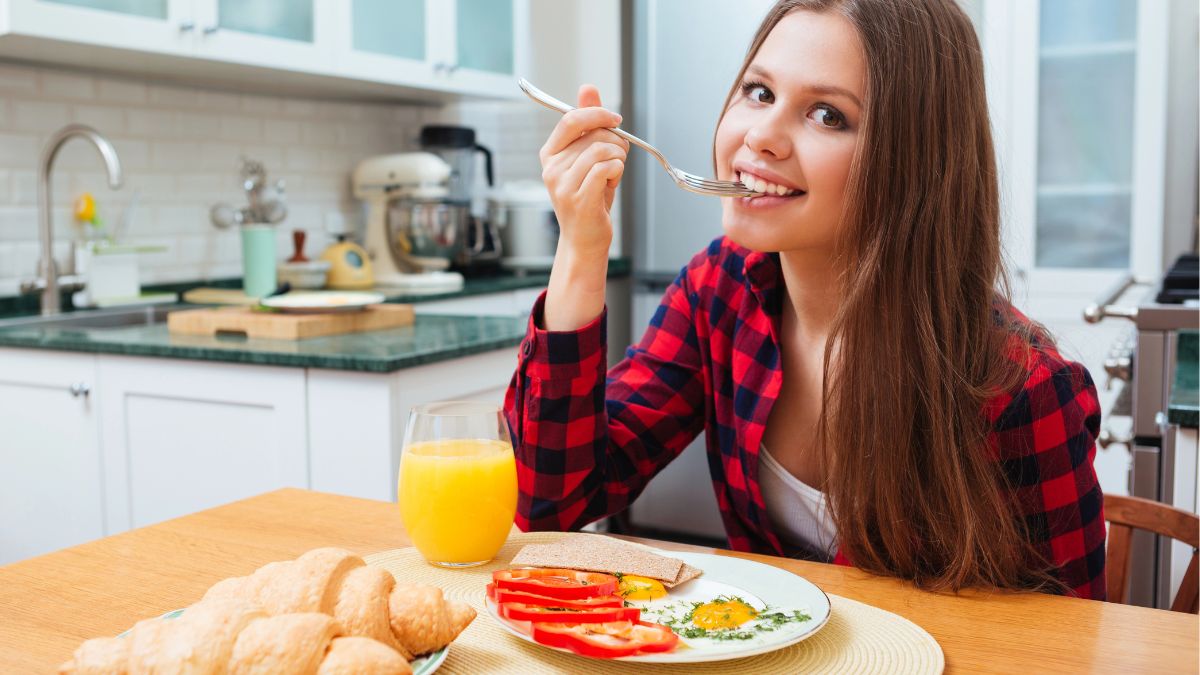 woman-eating-breakfast-