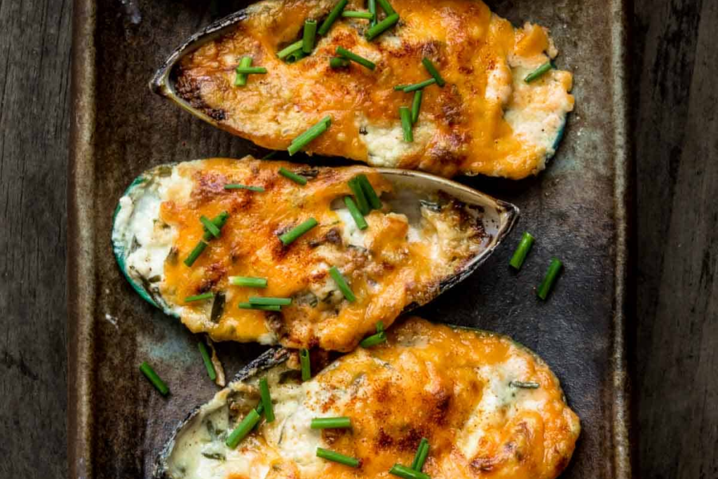 Baked Mussels with Cheese and Garlic 