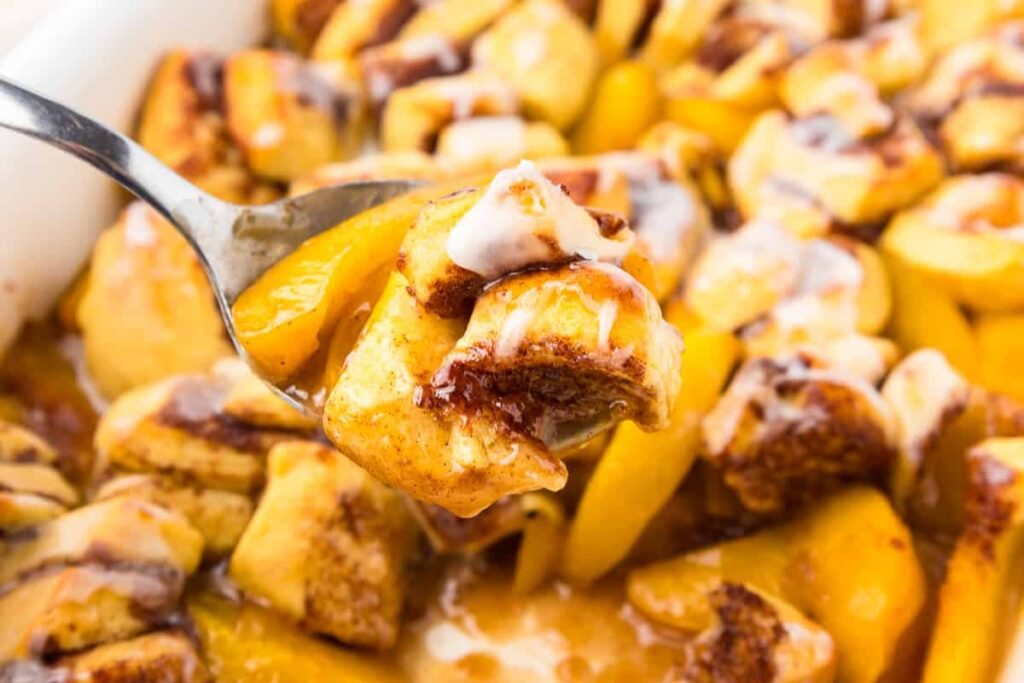 Cinnamon Roll Peach Cobbler