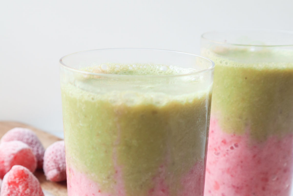 HEALTHY STRAWBERRY MATCHA SMOOTHIE 