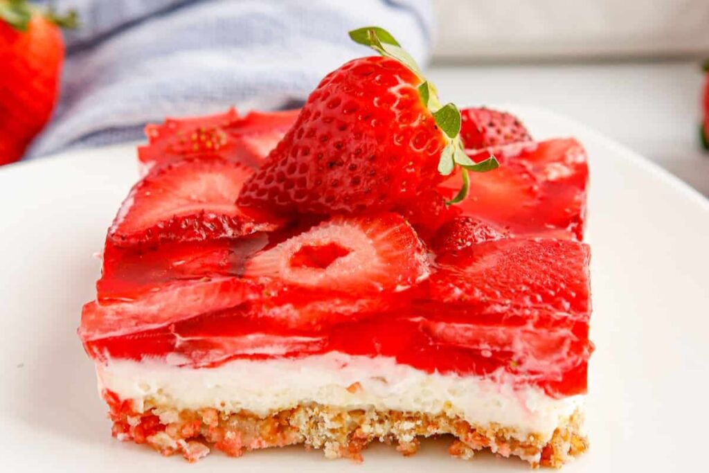 Old-Fashioned Strawberry Pretzel Salad