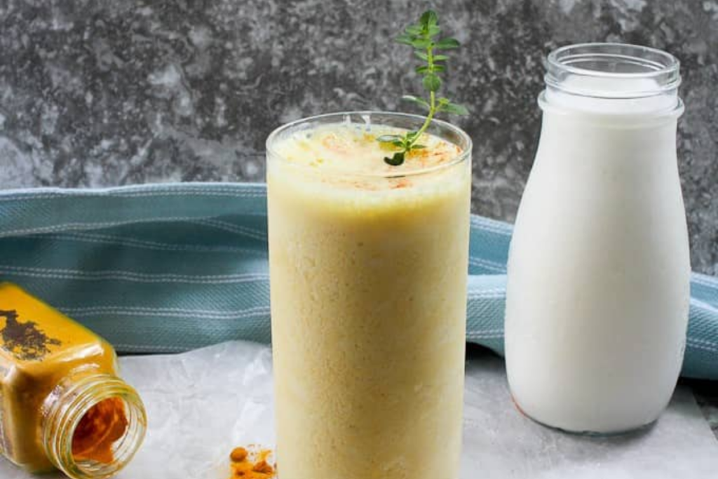 TURMERIC SMOOTHIE WITH KEFIR (GOLDEN MILK) 