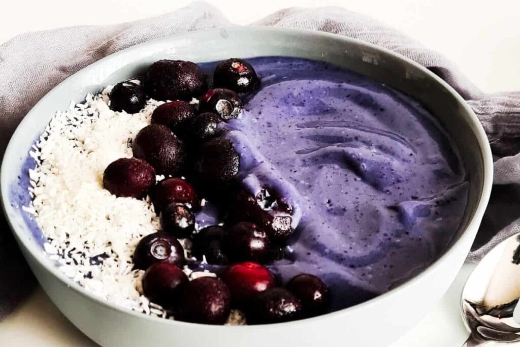 blue spirulina smoothie bowl