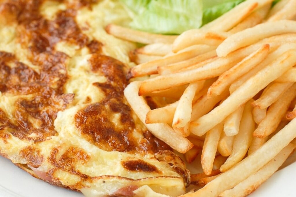 french Ham And Cheese omelet (Omelette Au Jambon Et Au Fromage)