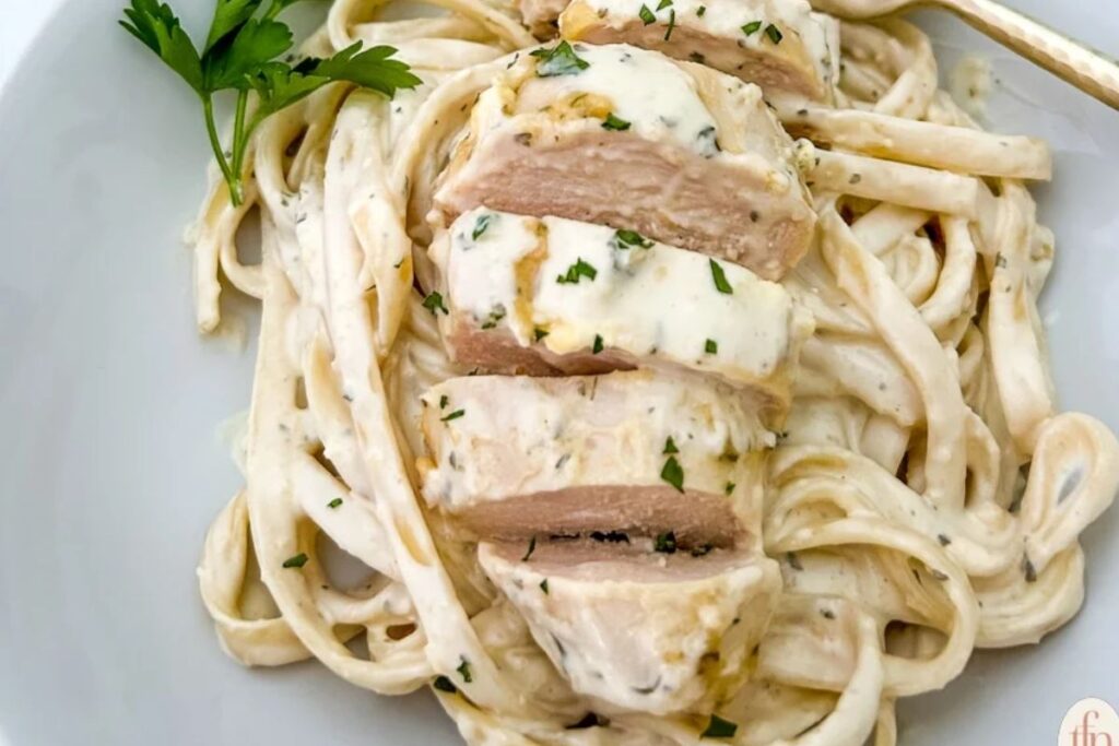 Crockpot Garlic Parmesan Chicken Pasta