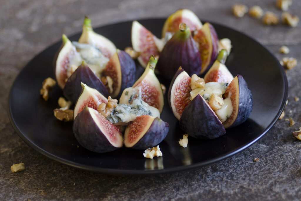 Grilled figs with Dolcelatte and walnuts