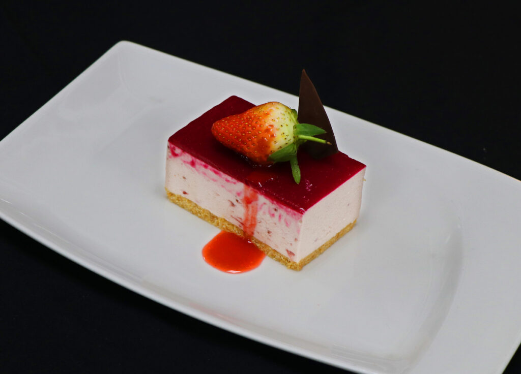 Strawberry cheesecake with raspberry sauce