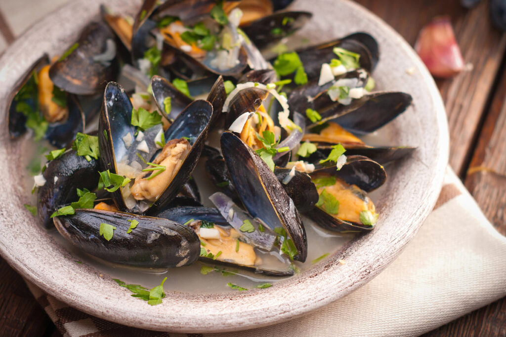 Moules Marinieres - Mussels cooked with white wine sauce