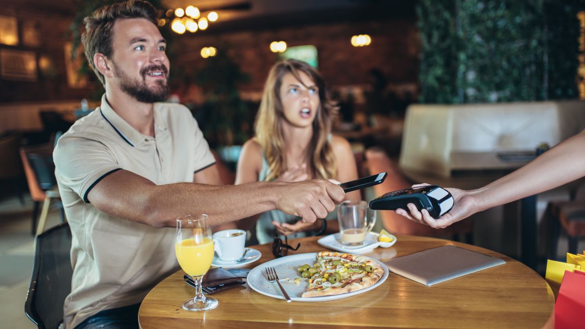 couple paying for dinner