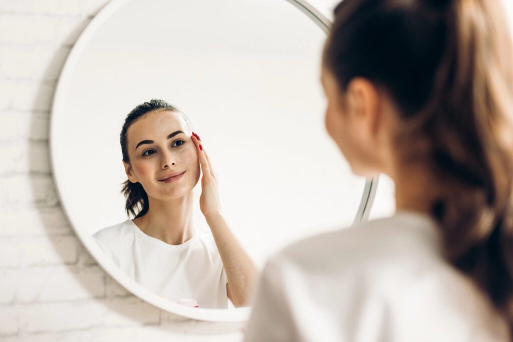 The woman is making up in the bathroom