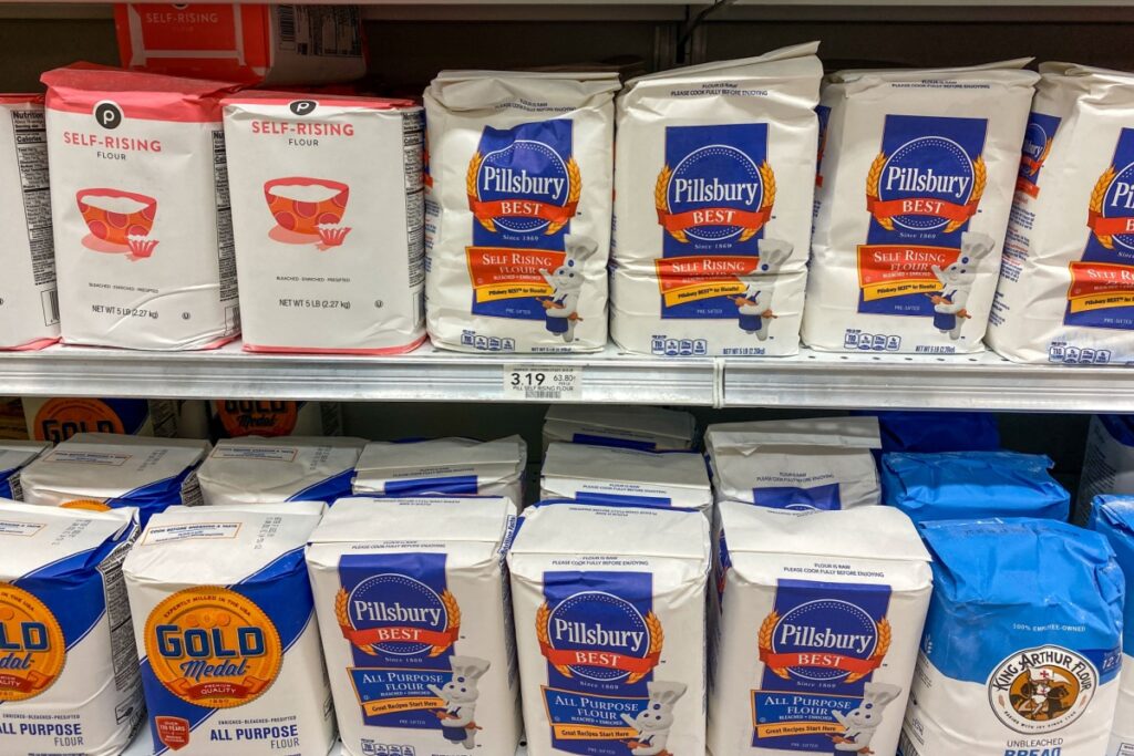 Flour aisle of a Publix grocery store with a variety of packages of flour