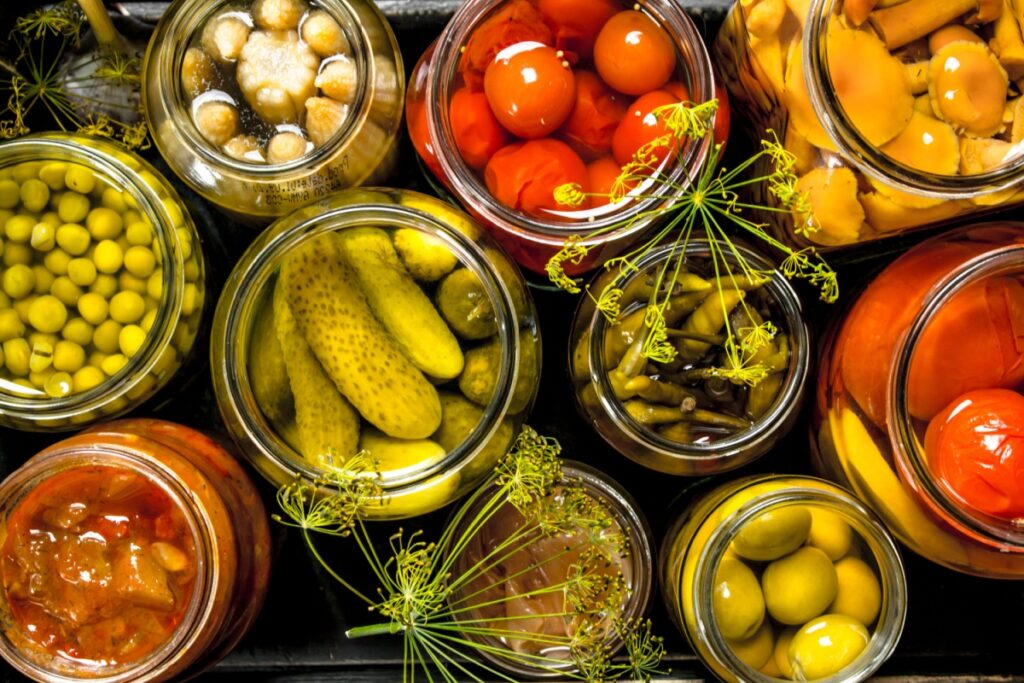 Preserves vegetables in glass jars