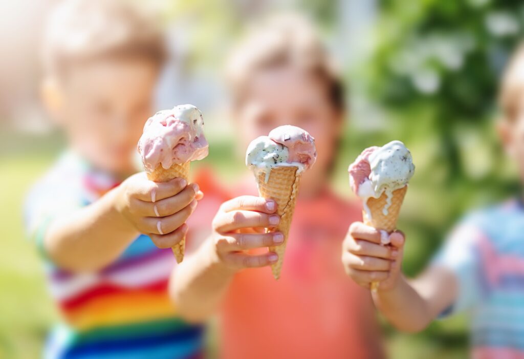 kids eating ice cream cone sin the park