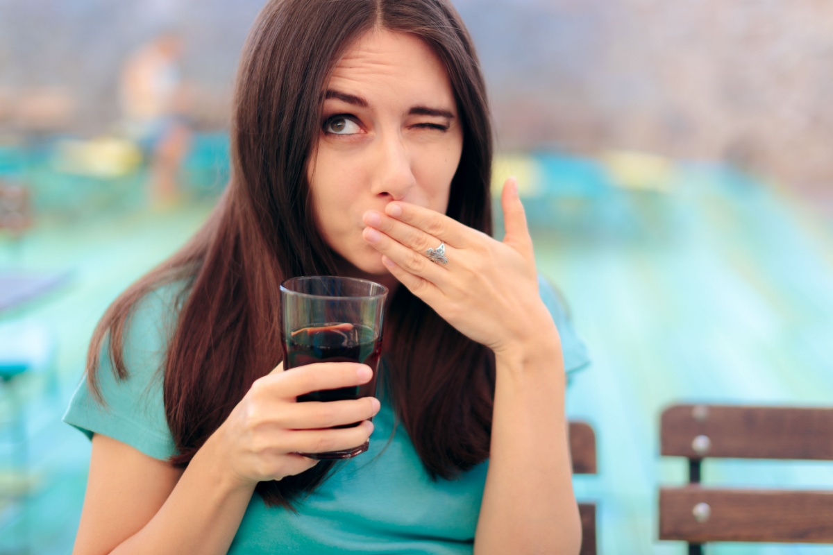 woman drinking fizzy soda toothache