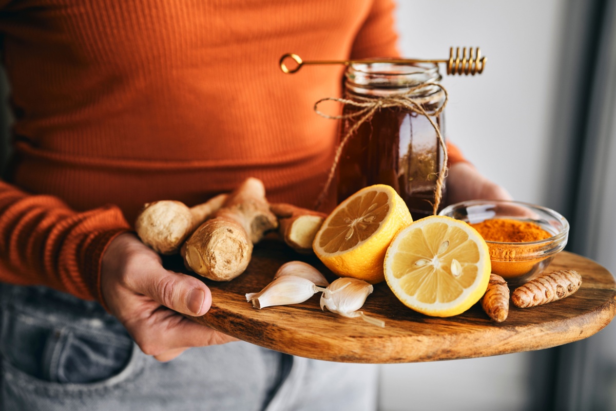 woman holding a tray full of natural antioxidants