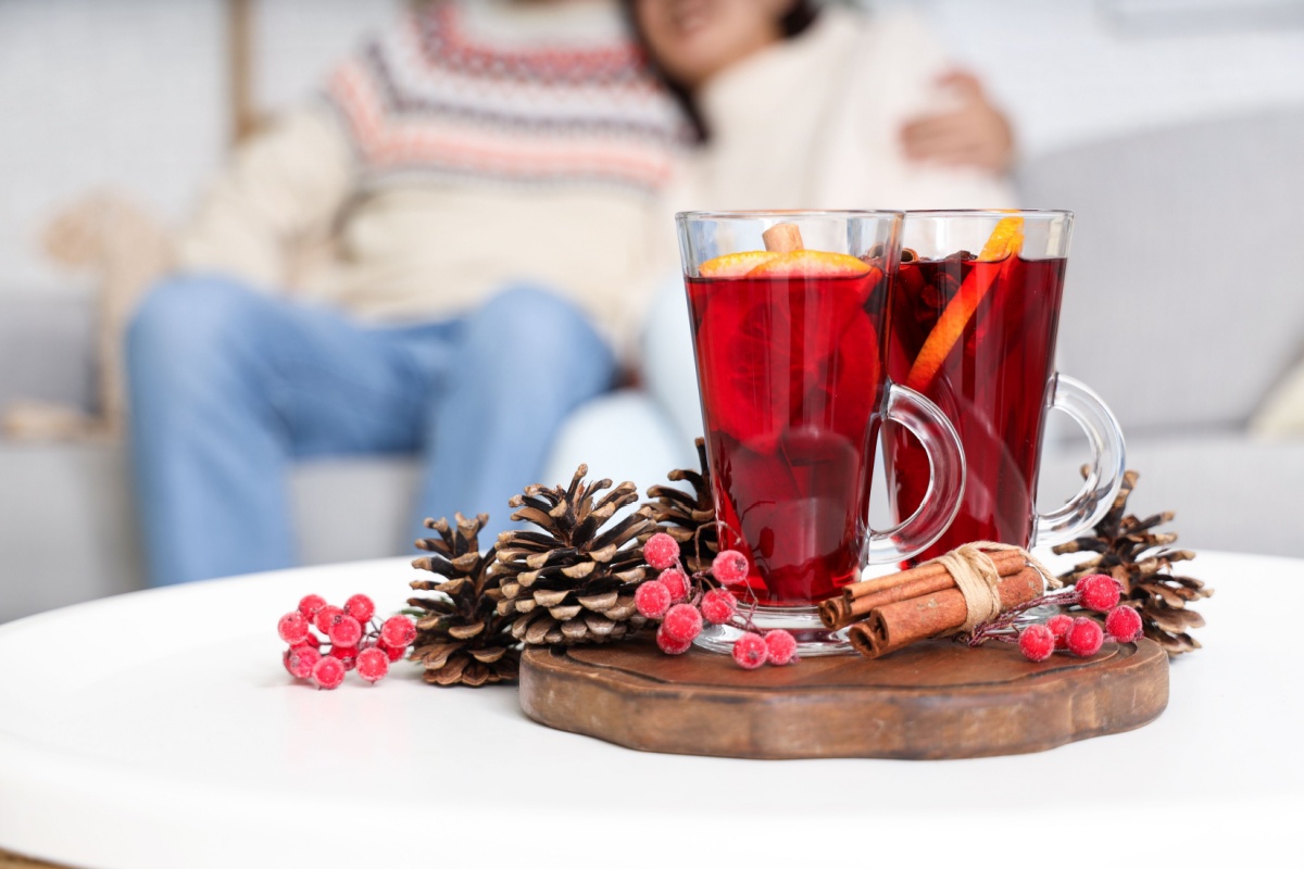 Mulled wine with cinnamon and Christmas decorations