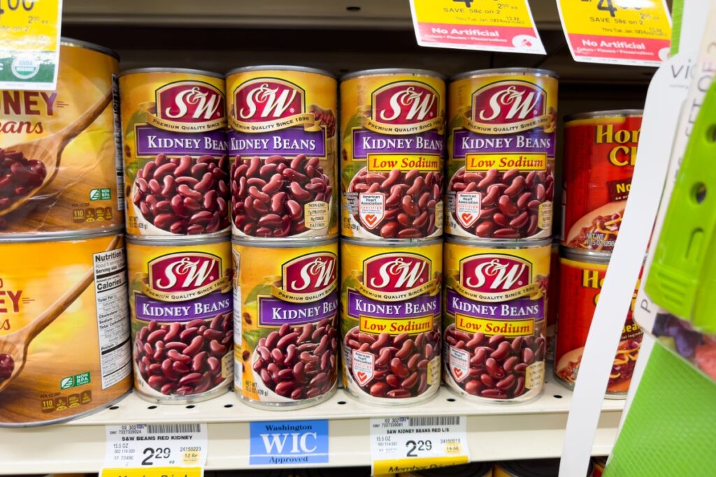 canned kidney beans grocery shelf