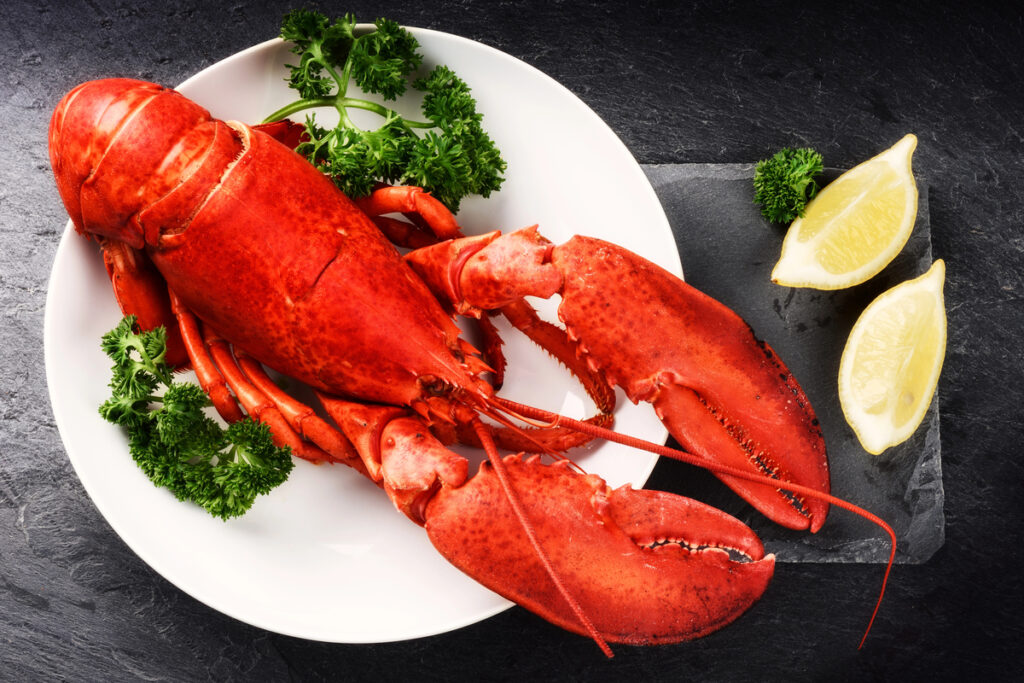 Steamed lobster with lemon